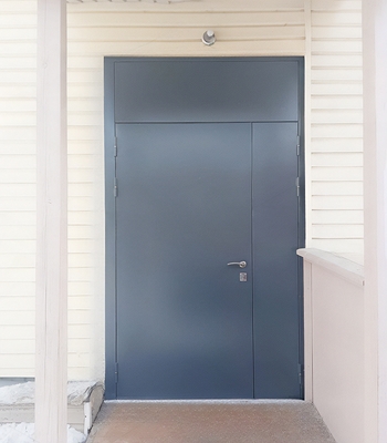 Уличная нестандартная дверь