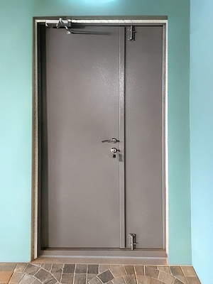 Фото серой полуторной двери