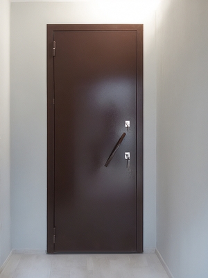 Коричневая дверь с ручкой-скобой Коричневая дверь с ручкой-скобой