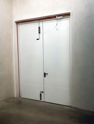 Белые высокие ворота